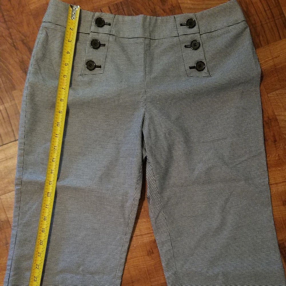 New York and Company Black & White Capris